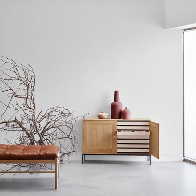 ambiente puertas abiertas cabinet FK63 con patas Carl Hansen ambiente puertas abiertas cabinet FK63 con patas Carl Hansen