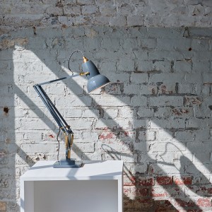 lámpara Original 1227 brass desk lamp Anglepoise grey ambiente