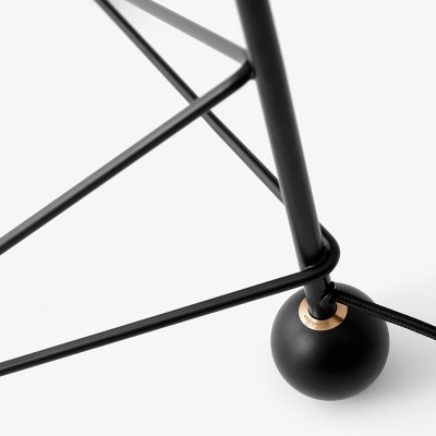 Tripod HM9 black de And Tradition en Moises Shworoom Tripod HM9 black de And Tradition en Moises Shworoom