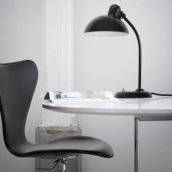 Lámpara de mesa basculante Kaiser color negro mate de Fritz Hansen Lámpara de mesa basculante Kaiser color negro mate de Fritz Hansen