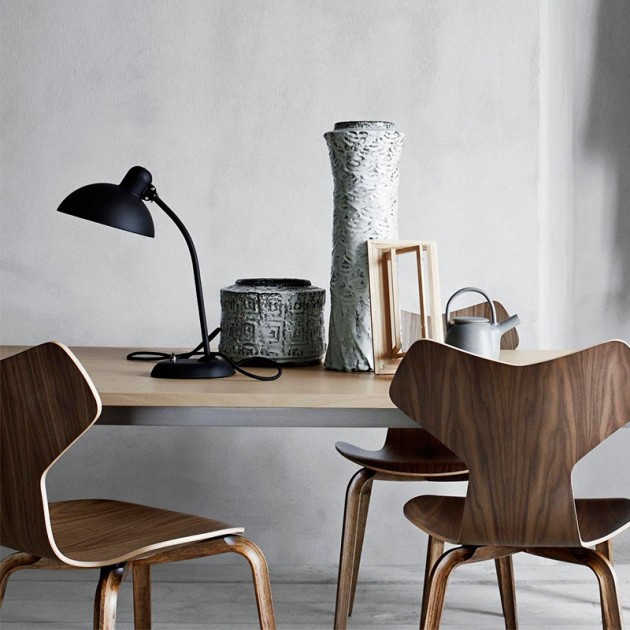 Habitación de estudio con lámpara de mesa Kaiser de Fritz Hansen