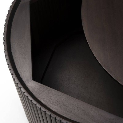 Detalle Mesa de café Roller Max Caoba de Ethnicraft en Moises Showroom Detalle Mesa de café Roller Max Caoba de Ethnicraft en Moises Showroom