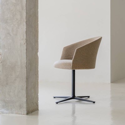 Silla Copa de Viccarbe con base giratoria plana en Moises Showroom Silla Copa de Viccarbe con base giratoria plana en Moises Showroom