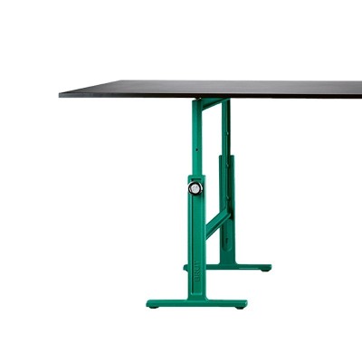 Mesa Brut ajustable con caballetes color verde y tablero de metal negro de Magis Mesa Brut ajustable con caballetes color verde y tablero de metal negro de Magis
