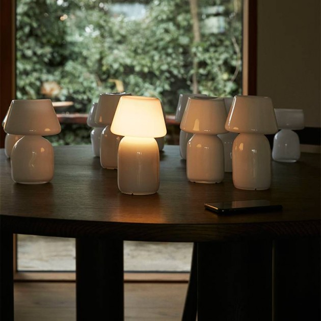 Apollo Portable Lamp de HAY en Moises Showroom