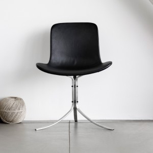 Silla PK 9™ de  Poul Kjærholm para Fritz Hansen. Imagen ambientada 1.