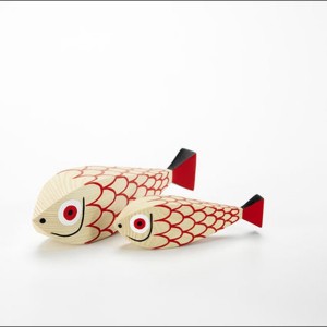 Wooden doll Mother Fish and child en Moises Showroom 4