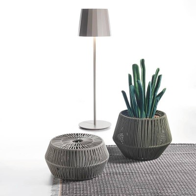 Macetero Zig Zag de Kettal en Moises Showroom Macetero Zig Zag de Kettal en Moises Showroom