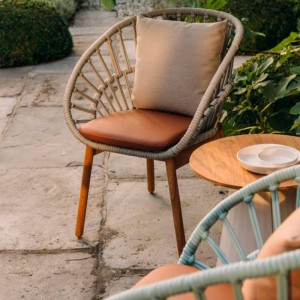 Silla Cala con patas madera Teca de Kettal en Moises Showroom