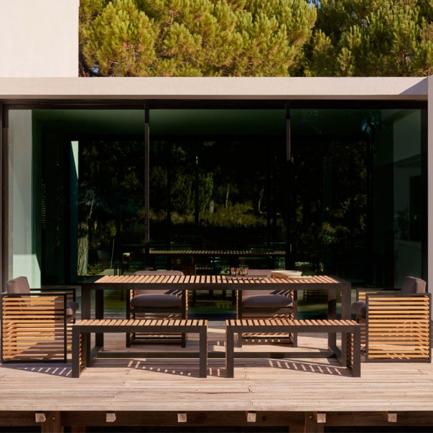 Terraza amueblada con la colección DNA teca con estructura negra de Gandía Blasco