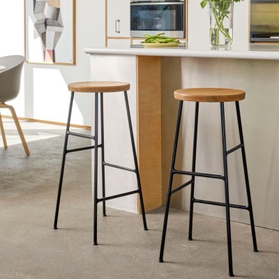 Cocina amueblada con Cornet Bar High Stool de HAY Cocina amueblada con Cornet Bar High Stool de HAY