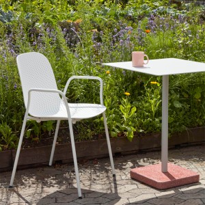 Terraza ambientada con mesa Terrazzo cuadrada color sky grey y pie en terrazo rojo de HAY