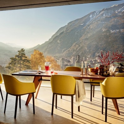 Imagen ambientada montaña softshell armchair amarillo Imagen ambientada montaña softshell armchair amarillo