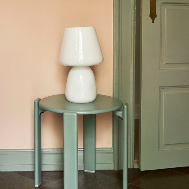 Imagen ambientada sobre mesa Apollo Table Lamp Shade  HAY