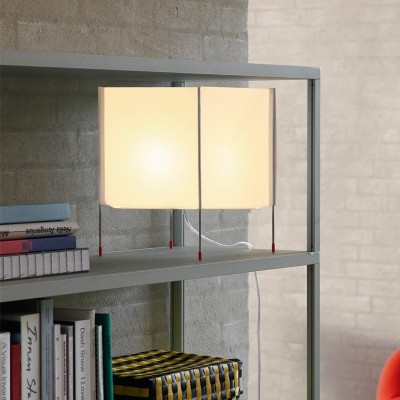 Imagen ambientada estantería Paper Cube Tabel Lamp encendida HAY Imagen ambientada estantería Paper Cube Tabel Lamp encendida HAY