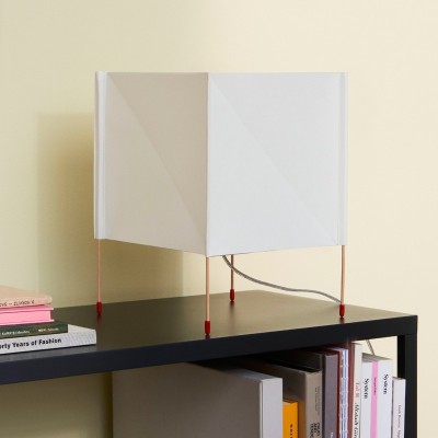 Imagen ambientada estantería Paper Cube Tabel Lamp apagada HAY Imagen ambientada estantería Paper Cube Tabel Lamp apagada HAY