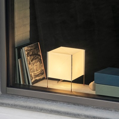 Imagen ambientada salón Paper Cube Tabel Lamp encendida HAY Imagen ambientada salón Paper Cube Tabel Lamp encendida HAY