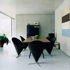 Sillas Cone Chair de Vitra en Moises Showroom