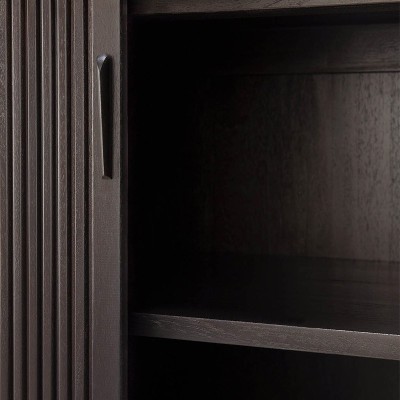 Detalle interior aparador Roller Max de Ethnicraft Detalle interior aparador Roller Max de Ethnicraft