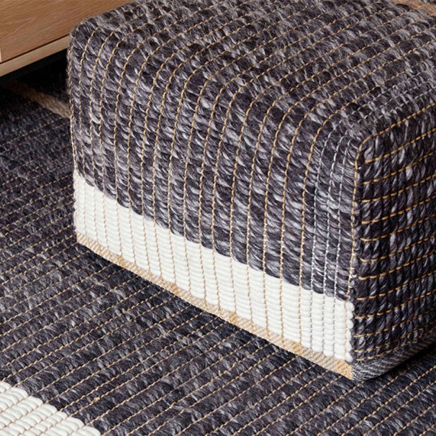 Detalle lana Puf Reversible Black de Gan Rugs