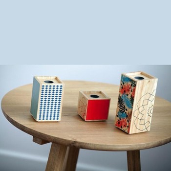 mesa redonda auxiliar ampliada en detalle colección tripod de Ethnicraft con decoración encima. mesa redonda auxiliar ampliada en detalle colección tripod de Ethnicraft con decoración encima.