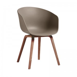 About a Chair 22 base de nogal carcasa khaki HAY