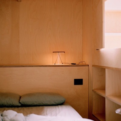 Imagen ambientada dormitorio To-Tie T1 aluminio de Flos Imagen ambientada dormitorio To-Tie T1 aluminio de Flos