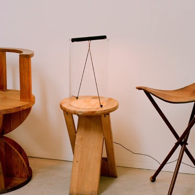 Imagen ambientada To-Tie T2 negro lampara de mesa auxiliar de Flos Imagen ambientada To-Tie T2 negro lampara de mesa auxiliar de Flos