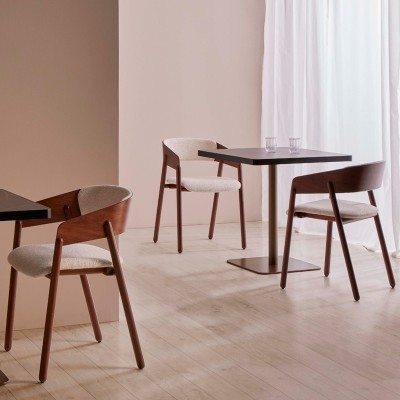 Mava chair tapizada estructura nogal super mate imagen ambientada cafetería de Punt Mobles. Mava chair tapizada estructura nogal super mate imagen ambientada cafetería de Punt Mobles.
