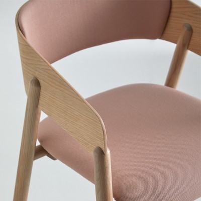 Detalle silla Mava tapizada estructura roble mate de Punt Mobles. Detalle silla Mava tapizada estructura roble mate de Punt Mobles.