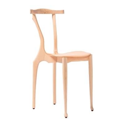 Silla Gaulinetta en madera maciza de fresno barnizada natural y cuero natural de BD Barcelona.