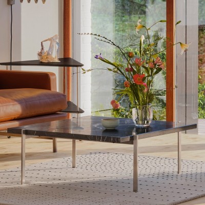 Imagen ambientada mesita PK61 mármol negro de Fritz Hansen