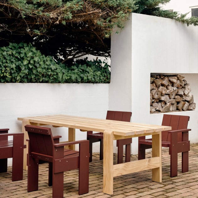 Terraza ambientada silla Crate iron red con mesa Weekday color pinewood de HAY