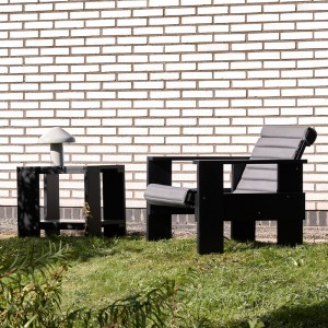 Crate side table y lounge chair HAY en negro