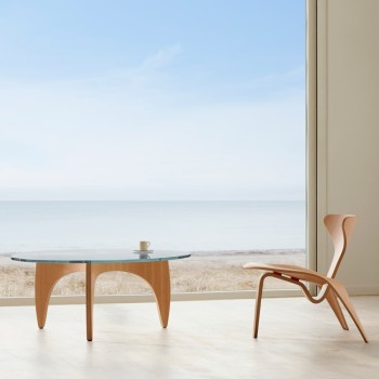 Imagen en la playa PK0 A en madera de pino de Oregón con mesa auxiliar PK60 madera de Fritz Hansen Imagen en la playa PK0 A en madera de pino de Oregón con mesa auxiliar PK60 madera de Fritz Hansen