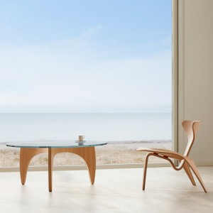 Imagen en la playa PK0 A en madera de pino de Oregón con mesa auxiliar PK60 madera de Fritz Hansen