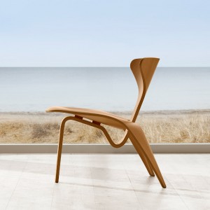 Imagen ambientada butaca PK0 A en madera de pino de Oregón de perfil de Fritz Hansen