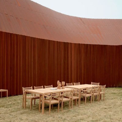 Imagen ambientada comedor exterior mesa AH901 de Carl Hansen Imagen ambientada comedor exterior mesa AH901 de Carl Hansen