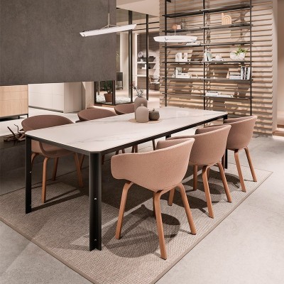 silla Bai de Ondarreta con base de madera y tapizado integral silla Bai de Ondarreta con base de madera y tapizado integral