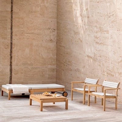 Reposapiés AH604F Carl Hansen ambiente jardín
