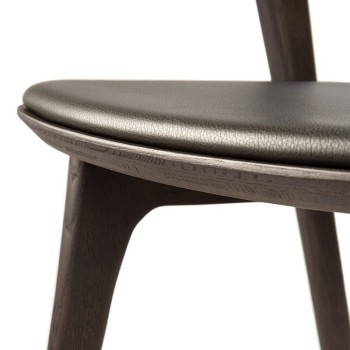 Detalle asiento Silla Bok marrón cuero marrón de Ethnicraft