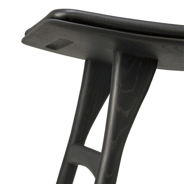 Detalle estructura asiento Taburete Osso negro cuero negro de Ethnicraft