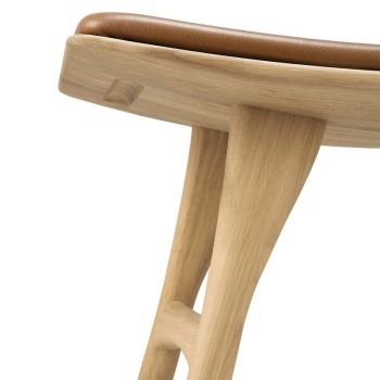 Detalle estructura taburete Osso robe asiento cuero cognac de Ethnicraft Detalle estructura taburete Osso robe asiento cuero cognac de Ethnicraft