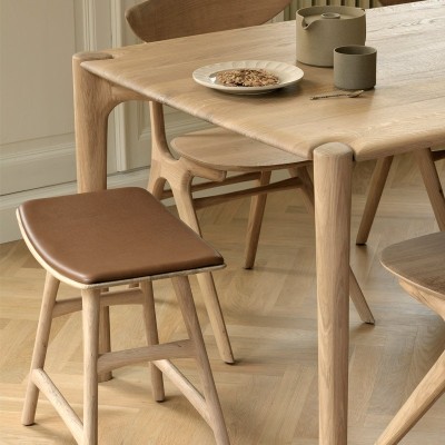 Imagen ambientada mesa comedor PI con taburete Osso bajo en roble y asiento cuero cognac de Ethnicraft Imagen ambientada mesa comedor PI con taburete Osso bajo en roble y asiento cuero cognac de Ethnicraft