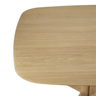 Detalle tablero mesa de comedor Corto en roble natural de Ethnicraft Detalle tablero mesa de comedor Corto en roble natural de Ethnicraft