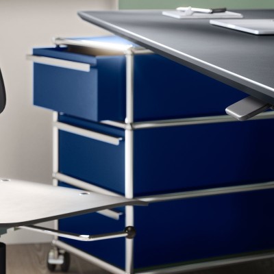 Imagen ambientada detalle cajonera de oficina color azul genciana de USM Haller Imagen ambientada detalle cajonera de oficina color azul genciana de USM Haller