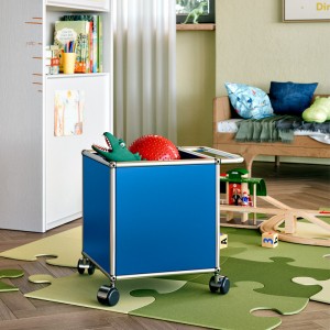 Imagen ambientada carrito infantil USM Haller color azul genciana de USM