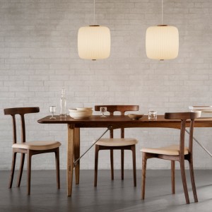 Imagen ambientada comedor con silla T-Chair OW58 nogal aceite de Carl Hansen