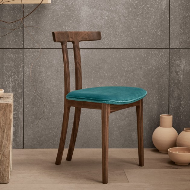 Imagen ambientada T-Chair OW58 nogal aceite con asiento tapizado verde agua de Carl Hansen