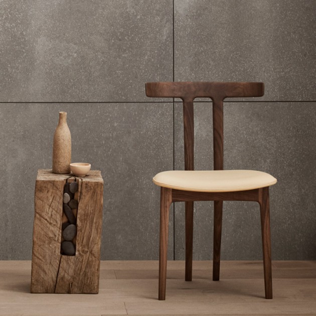 Imagen ambientada T-Chair OW58 nogal aceite de Carl Hansen